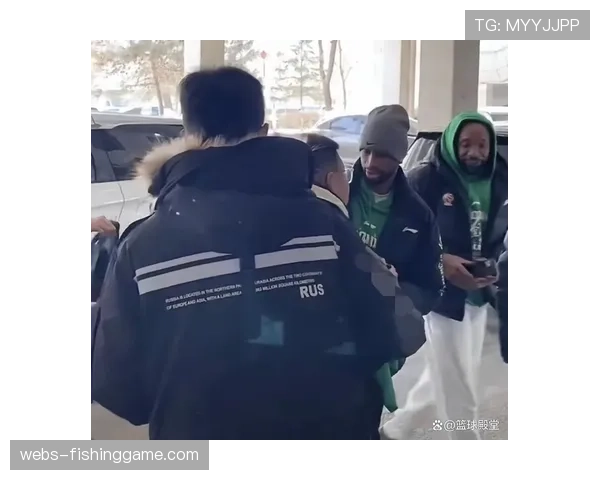 场边花絮:浙江队小外援与辽宁队弗格发生口角,双方队员迅速将两人分开 场边花絮:浙江队小外援与辽宁队弗格发生口角,双方队员迅速将两人分开